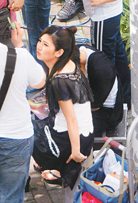 组图:S.H.E出席活动 不拘小节 当众抓痒_娱乐