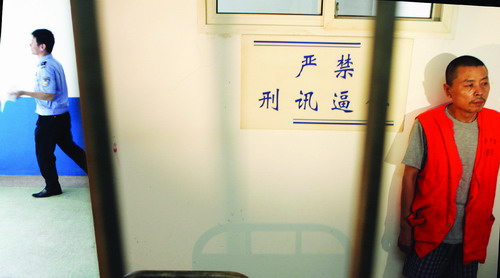 “5·13”冒充警察持枪入室抢劫案发生后,警方成立专案组,制定周密的侦查计划,一举抓获犯罪嫌疑人。5月30日,一名犯罪嫌疑人正在等待接受警方调查。 图/记者张必闻