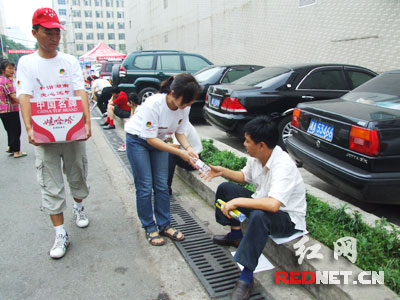 湖南团省委爱心志愿服务站服务高考学生家长