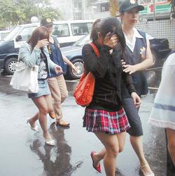 台湾一公司掌控初中女生不穿内衣坐台(图)