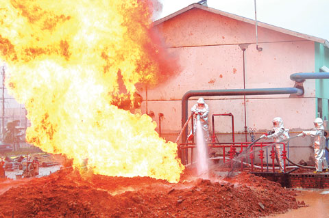 长沙县30吨石脑油罐爆炸 150消防员扑火4小时