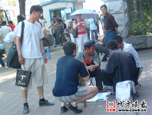 求签问高考:咋能靠算命为考生预测未来(图)