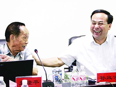 国家农业部部长孙政才(右一)来到湖南杂交水稻研究中心看望袁隆平。图/记者殷建军