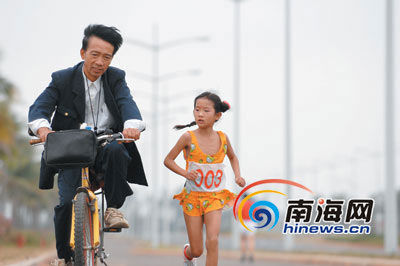 一个小女孩,在父亲调教下