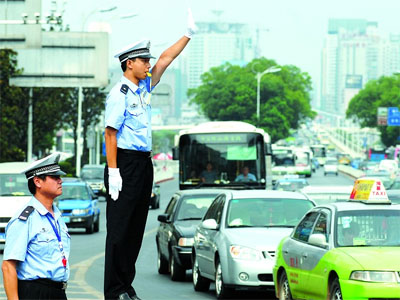 街头海选手势王 长沙交警开展交通指挥大练兵