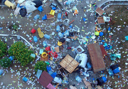 网友曝泉州数百大学生烧砸东西庆毕业(组图)