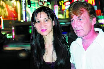 洋<em>女婿万里</em>来长寻丈母娘:女儿含泪轻声唤妈妈