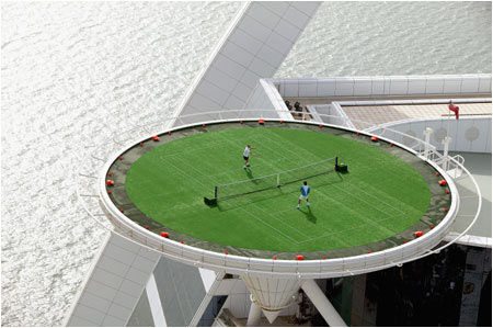 迪拜七星级酒店空中网球场(组图)