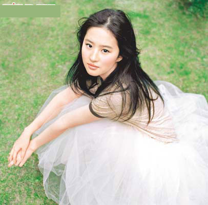 刘亦菲性感图片大全_刘亦菲丝袜秀美腿自称乖乖女惹男生垂涎
