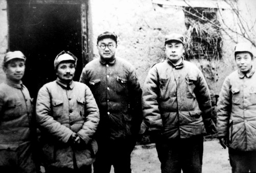 1948年11月16日，中央军委决定成立淮海前线总前委。这是总前委成员在一起，左起：粟裕、邓小平、刘伯承、陈毅、谭震林。