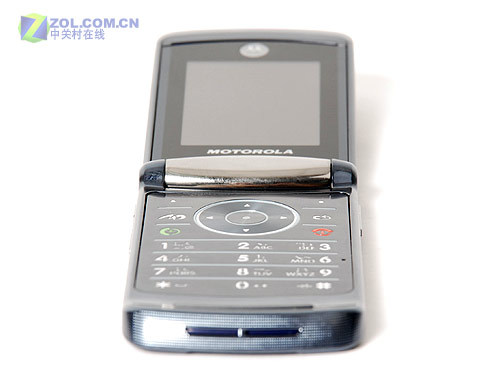 完美结合 摩托镜面翻盖智能手机V8评测