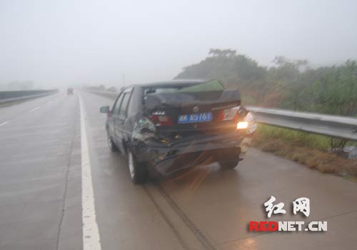 雨大路滑 潭邵高速发生一车抛锚致两车追尾事故