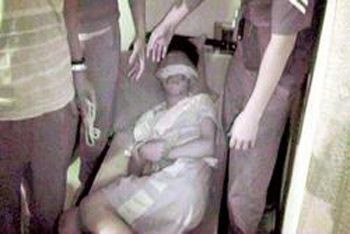 孩子手脚被歹徒用棉绳捆绑