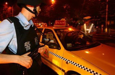 重庆交警首次持微型冲锋枪上路执法(图)