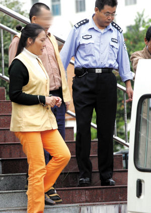 犯罪嫌疑人王华芬在庭审结束后,被带上警车 记者杨海冬/摄