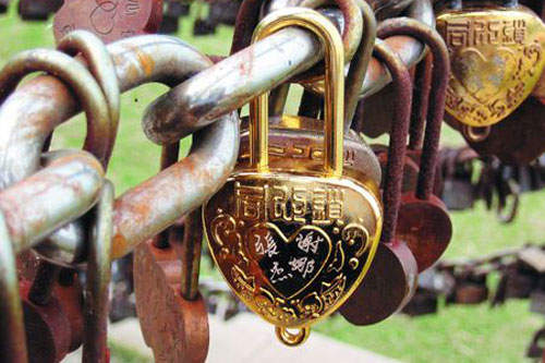 图:张杰谢娜订婚同心锁 挂到太湖月老祠