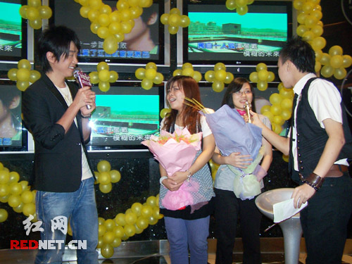 不少广东歌迷今日特意赶来为偶像助威。