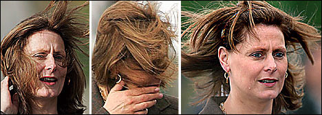 首相夫人的<em>头发被风吹乱</em>