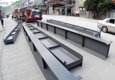 福州卡车一个急刹车6根钢梁飞出削平驾驶室(图)