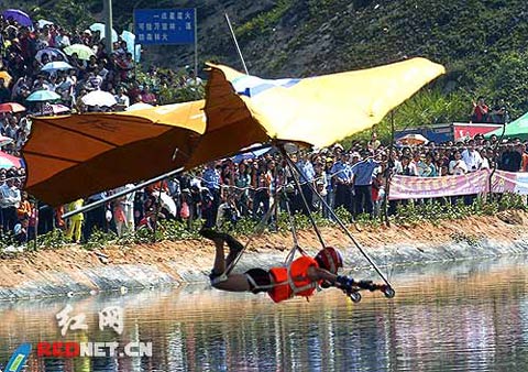 鸟人飞行大赛选手溺亡图片