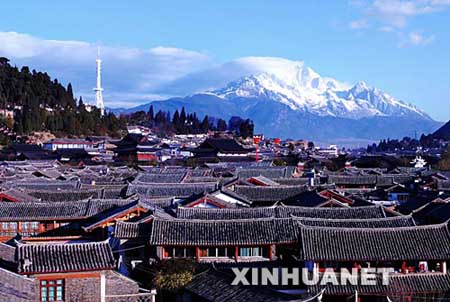 玉龙雪山下丽江古城的纳西族民居俯瞰图. 新华社发