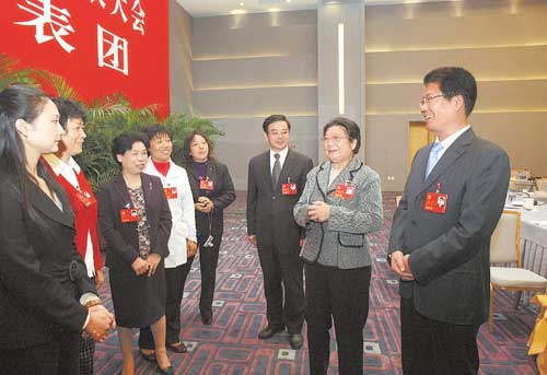 10月19日,全国人大常委会副委员长、全国妇联主席顾秀莲代表来到湖南代表团,看望出席党的十七大的女代表。本报记者张目摄