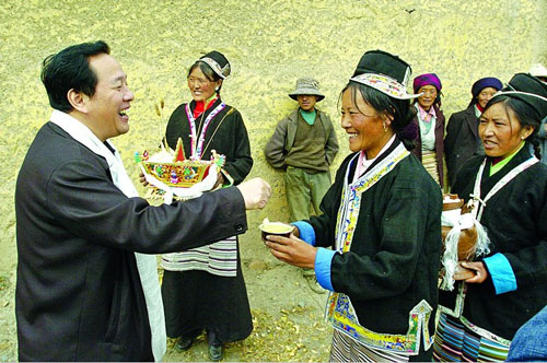 援藏干部谭弘发深受当地藏族群众的爱戴。明健飞/摄
