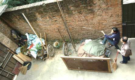 女专家施展吹镖绝技 麻翻发情野羚羊(组图)