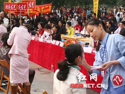 11月3日,参赛选手在衡阳市区莲湖广场参加美容化妆比赛。