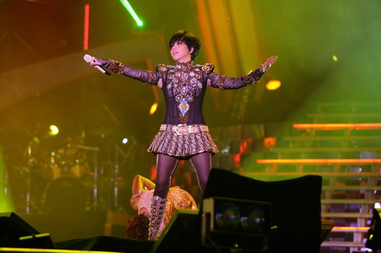 <em>张惠妹</em>巡演上海站打响 短发造型首度登场_娱乐
