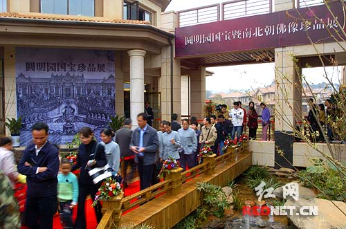 前来参观国宝文物的市民络绎不绝。