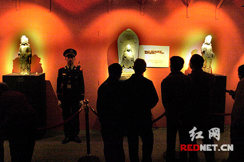 武警战士庄严地守卫着代表当时最高石刻艺术水平的南北朝佛像。
