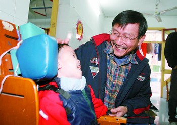 新加坡人来长沙助残 计划让福利院残疾儿童走