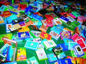 刘正初收藏的扑克达五千多种。许馨艺/摄