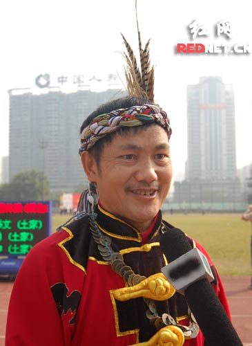 眉稍的汗水见证了这一趟的不易。