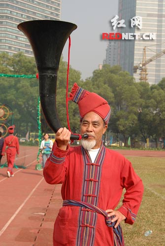 73岁的王安全带着他的孙子和曾孙子表演桐子镖,这是他第三次参加全国民族运动会。