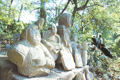 “鬼崽岭”千奇百怪的石雕人像本报记者张新国摄