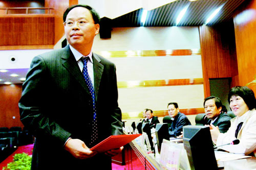 张剑飞上台接过任命书。昨日,长沙市第十二届人民代表大会常务委员会第三十九次会议召开,会议决定任命张剑飞为长沙市副市长,代理市长。图/记者殷建军