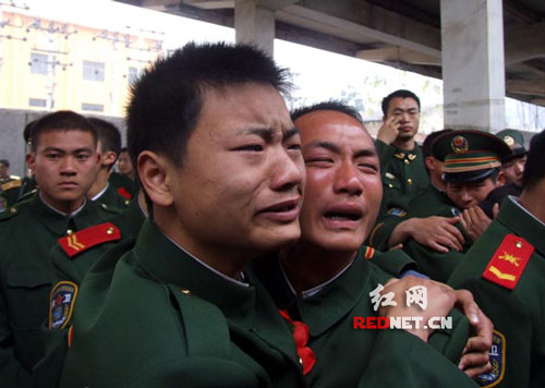 组图:湖南今年首批武警退伍老兵告别部队返乡
