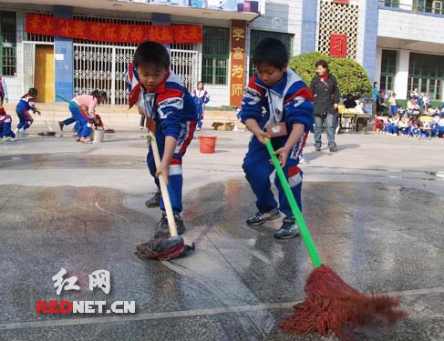 小学生比拼劳动技能(组图)