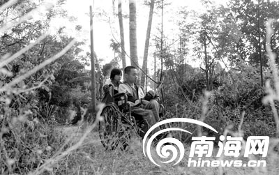 12岁<em>妹妹每天</em>用轮椅推18岁残疾<em>哥哥</em>上学(图)_