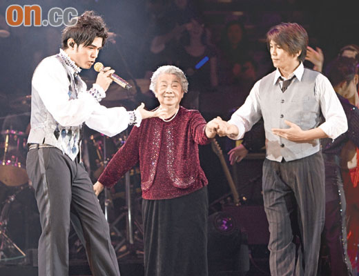 周杰伦开唱外婆跳舞助兴 twins任嘉宾送双截棍