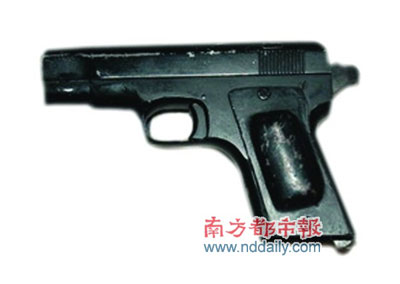 顺德男子私藏枪支 擦枪走火子弹连破两铁门(图