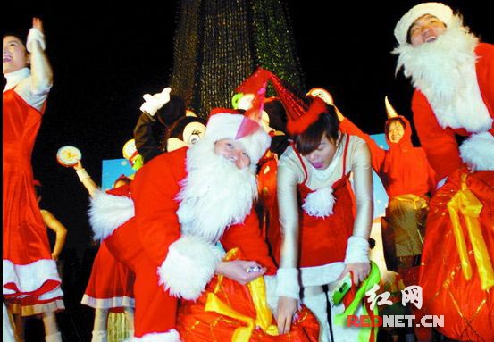 工作人员扮成圣诞老人的模样派发糖果。图/潇湘晨报实习记者陈勇