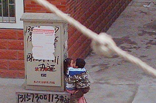 街头两幼童的瞠目色情行为_图片频道_红网