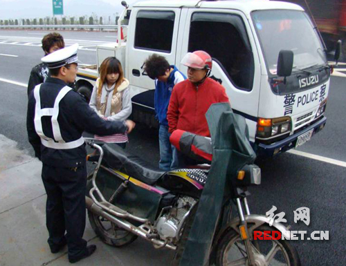 民警对违规上高速的驾乘人员进行处罚教育