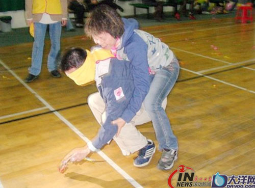 背着“媳妇”闭上眼睛来比赛