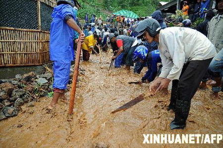 印度尼西亚志愿者和士兵在中爪哇省山区塌方现场搜寻失踪者。图片来源:新华社/法新