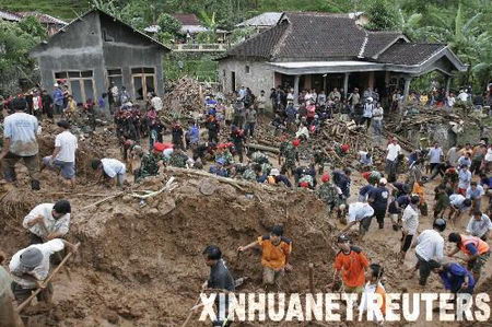 印度尼西亚志愿者和士兵在中爪哇省山区塌方现场搜寻失踪者。图片来源:新华社/法新