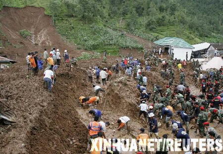 印度尼西亚志愿者和士兵在中爪哇省山区塌方现场搜寻失踪者。图片来源:新华社/法新